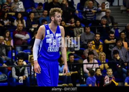 Tulcea, Romania. 4 Marzo, 2015. Milivoje Bozovic #8 di SCMU Craiova durante il LNMB (Liga Nationala de Baschet Masculin) ROU gioco tra CSU Asesoft PLoiesti ROU e SCMU Craiova ROU presso la Sala Sporturilor Olimpia, Tulcea, Romania ROU. Catalin Soare/www.sportaction. Credito: Cal Sport Media/Alamy Live News Foto Stock