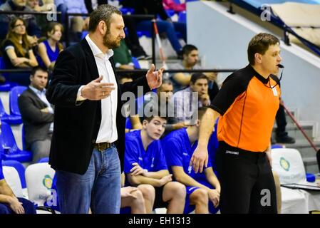 Tulcea, Romania. 4 Marzo, 2015. Andelko Mandic il coach di SCMU Craiova durante il LNMB (Liga Nationala de Baschet Masculin) ROU gioco tra CSU Asesoft PLoiesti ROU e SCMU Craiova ROU presso la Sala Sporturilor Olimpia, Tulcea, Romania ROU. Catalin Soare/www.sportaction. Credito: Cal Sport Media/Alamy Live News Foto Stock