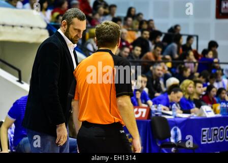 Tulcea, Romania. 4 Marzo, 2015. Andelko Mandic il coach di SCMU Craiova durante il LNMB (Liga Nationala de Baschet Masculin) ROU gioco tra CSU Asesoft PLoiesti ROU e SCMU Craiova ROU presso la Sala Sporturilor Olimpia, Tulcea, Romania ROU. Catalin Soare/www.sportaction. Credito: Cal Sport Media/Alamy Live News Foto Stock