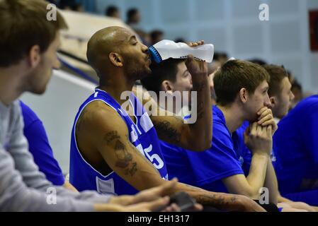 Tulcea, Romania. 4 Marzo, 2015. Travis Bureau #5 di SCMU Craiova durante il LNMB (Liga Nationala de Baschet Masculin) ROU gioco tra CSU Asesoft PLoiesti ROU e SCMU Craiova ROU presso la Sala Sporturilor Olimpia, Tulcea, Romania ROU. Catalin Soare/www.sportaction. Credito: Cal Sport Media/Alamy Live News Foto Stock