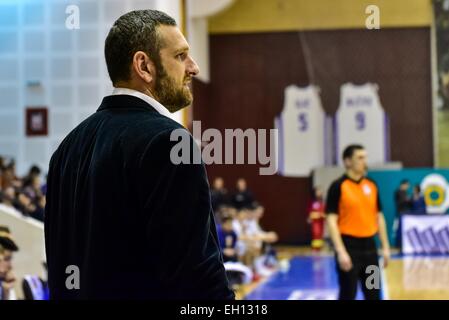 Tulcea, Romania. 4 Marzo, 2015. Andelko Mandic il coach di SCMU Craiova durante il LNMB (Liga Nationala de Baschet Masculin) ROU gioco tra CSU Asesoft PLoiesti ROU e SCMU Craiova ROU presso la Sala Sporturilor Olimpia, Tulcea, Romania ROU. Catalin Soare/www.sportaction. Credito: Cal Sport Media/Alamy Live News Foto Stock
