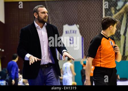 Tulcea, Romania. 4 Marzo, 2015. Andelko Mandic il coach di SCMU Craiova durante il LNMB (Liga Nationala de Baschet Masculin) ROU gioco tra CSU Asesoft PLoiesti ROU e SCMU Craiova ROU presso la Sala Sporturilor Olimpia, Tulcea, Romania ROU. Catalin Soare/www.sportaction. Credito: Cal Sport Media/Alamy Live News Foto Stock