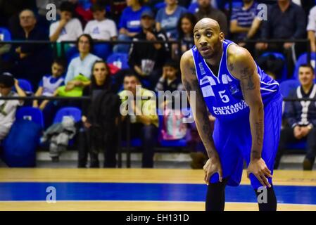 Tulcea, Romania. 4 Marzo, 2015. Travis Bureau #5 di SCMU Craiova durante il LNMB (Liga Nationala de Baschet Masculin) ROU gioco tra CSU Asesoft PLoiesti ROU e SCMU Craiova ROU presso la Sala Sporturilor Olimpia, Tulcea, Romania ROU. Catalin Soare/www.sportaction. Credito: Cal Sport Media/Alamy Live News Foto Stock