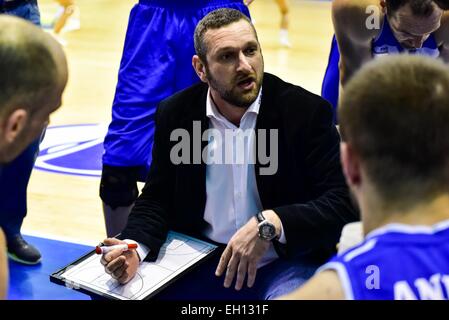 Tulcea, Romania. 4 Marzo, 2015. Andelko Mandic il coach di SCMU Craiova durante il LNMB (Liga Nationala de Baschet Masculin) ROU gioco tra CSU Asesoft PLoiesti ROU e SCMU Craiova ROU presso la Sala Sporturilor Olimpia, Tulcea, Romania ROU. Catalin Soare/www.sportaction. Credito: Cal Sport Media/Alamy Live News Foto Stock