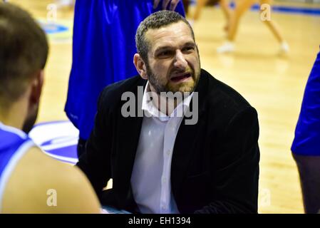 Tulcea, Romania. 4 Marzo, 2015. Andelko Mandic il coach di SCMU Craiova durante il LNMB (Liga Nationala de Baschet Masculin) ROU gioco tra CSU Asesoft PLoiesti ROU e SCMU Craiova ROU presso la Sala Sporturilor Olimpia, Tulcea, Romania ROU. Catalin Soare/www.sportaction. Credito: Cal Sport Media/Alamy Live News Foto Stock