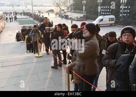 Pechino, Cina. Mar 5, 2015. I giornalisti coda per entrare nella Grande Sala del Popolo, il luogo della terza sessione della Cina il XII congresso nazionale del popolo (ANP), a Pechino, capitale della Cina, inizio Marzo 5, 2015. © Yang Zongyou/Xinhua/Alamy Live News Foto Stock