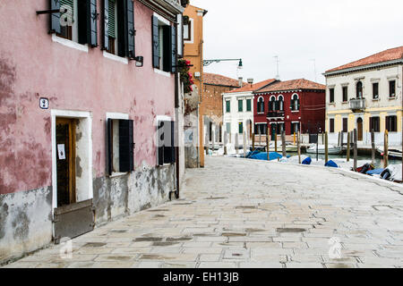 Case colorate al Campo San Donato. Murano, Provincia di Venezia, Italia. Foto Stock