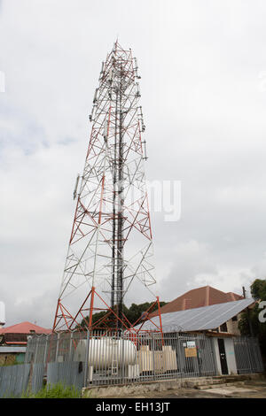 Lagos, Nigeria; telefono mobile portante del montante di forno a microonde trasmettitori e ricevitori. Foto Stock