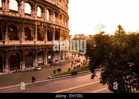 Colosseo al tramonto. Roma, Provincia di Roma, Italia. Foto Stock