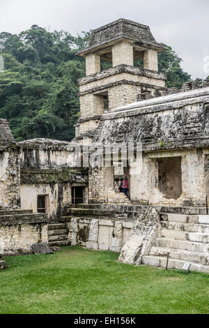 Torre di osservazione sopra angolo del patio est di catturato Chieftains con pietra bassorilievo scultura guerrieri captive Palenque Foto Stock