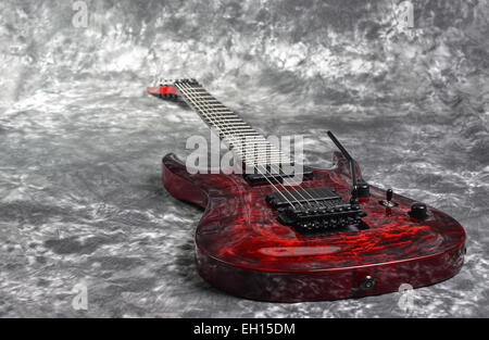 Red sette corde della chitarra elettrica su bianco-grigio Foto Stock