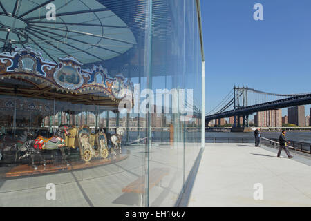 Jane è giostra nel ponte di Brooklyn Park con la Manhattan Bridge in background Foto Stock