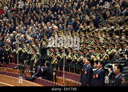 Pechino, Cina. Mar 5, 2015. Una banda militare svolge l'inno nazionale durante la terza sessione della Cina il XII congresso nazionale del popolo (ANP) presso la Grande Sala del Popolo di Pechino, capitale della Cina, 5 marzo 2015. © Rao Aimin/Xinhua/Alamy Live News Foto Stock