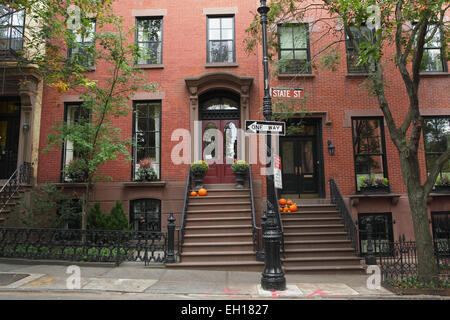 Xix secolo arenaria townhouses nel quartiere storico di Brooklyn Heights su State Street alla fine del Giardino Luogo Foto Stock