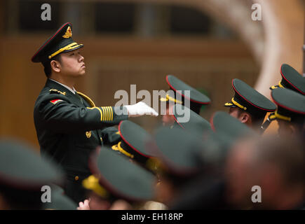 Pechino, Cina. Mar 5, 2015. Una banda militare svolge l'inno nazionale durante la terza sessione della Cina il XII congresso nazionale del popolo (ANP) presso la Grande Sala del Popolo di Pechino, capitale della Cina, 5 marzo 2015. © Li Xiang/Xinhua/Alamy Live News Foto Stock