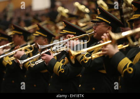 Pechino, Cina. Mar 5, 2015. Una banda militare svolge l'inno nazionale durante la terza sessione della Cina al dodicesimo NPC presso la Grande Sala del Popolo di Pechino, capitale della Cina, 5 marzo 2015. © Xing Guangli/Xinhua/Alamy Live News Foto Stock