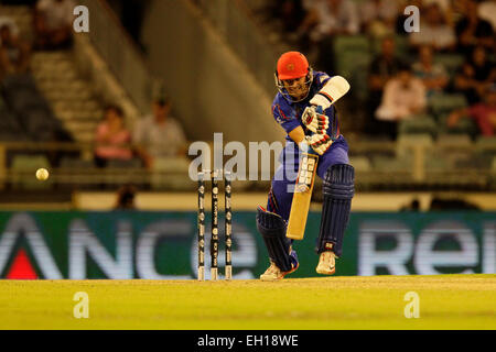 Perth, Australia. 04 Mar, 2015. ICC Cricket World Cup. Australia contro l'Afghanistan. Hamid Hassan difende durante il suo inning. Credito: Azione Sport Plus/Alamy Live News Foto Stock