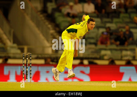 Perth, Australia. 04 Mar, 2015. ICC Cricket World Cup. Australia contro l'Afghanistan. Josh Hazelwood bocce durante l'Afghanistan inning. Credito: Azione Sport Plus/Alamy Live News Foto Stock