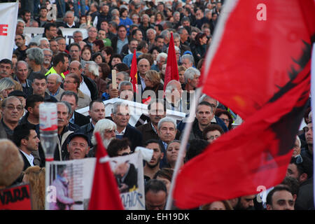 I dimostranti si sono riuniti nel centro congressi di Nicosia per dimostrare contro la BCE. Dimitris Christofias (Centro fondo dalla bandiera ) l ex Presidente di Cipro in piedi da Andros Kyprianou ( a sinistra di Dimitris Christofias ) . Circa 4 mila manifestanti hanno partecipato alla santa Messa anti-austerità rally di mercoledì sera al di fuori il Filoxenia conference center di Nicosia mentre la Banca centrale europea (BCE) due giorni di riunione del Consiglio è stata avviata. © Yiorgos Doukanaris/Pacific Press/Alamy Live News Foto Stock