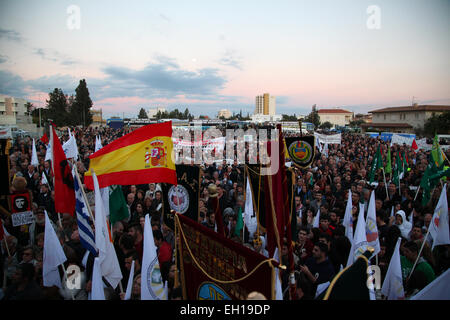 I dimostranti si sono riuniti nel centro congressi di Nicosia per dimostrare contro la BCE. Circa 4 mila manifestanti hanno partecipato alla santa Messa anti-austerità rally di mercoledì sera al di fuori il Filoxenia conference center di Nicosia mentre la Banca centrale europea (BCE) due giorni di riunione del consiglio ha iniziato © Yiorgos Doukanaris/Pacific Press/Alamy Live News Foto Stock