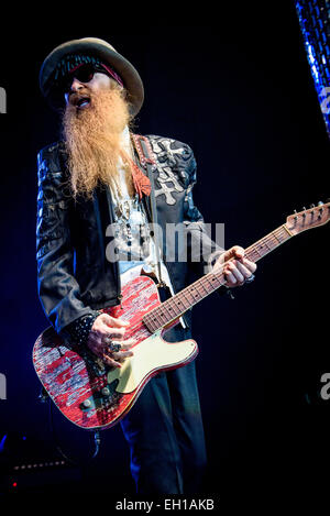 Toronto, Ontario, Canada. Mar 4, 2015. Leader di American rock band ZZ Top BILLY GIBBONS esegue a Peterborough Memorial Centre. Credito: Igor Vidyashev/ZUMA filo/Alamy Live News Foto Stock