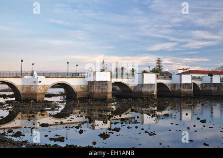 Antico ponte di Tavira in Algarve, Portogallo Foto Stock