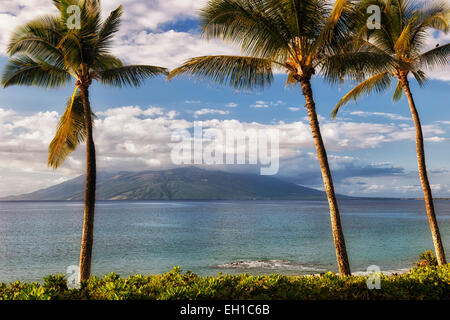 Nel tardo pomeriggio le nuvole costruire oltre le montagne di West Maui da Makena punto su Hawaii isola di Maui. Foto Stock