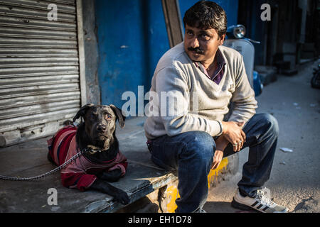 Uomo indiano con il cane Foto Stock
