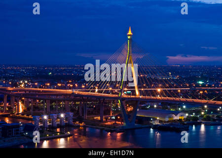 Bhumibol ponte in Thailandia, noto anche come anello industriale Bridge o Mega ponte, in Thailandia. Il ponte attraversa il fiume Chao Foto Stock