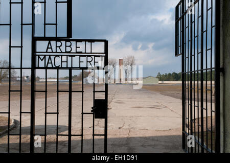 Arbeit macht frei segno sulla porta nel campo di concentramento di Sachsenhausen memorial sito, Oranienburg, Germania Foto Stock