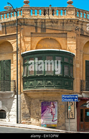 Antico edificio con un tipico balcone chiuso in legno nella capitale di Gozo, Victoria, Rabat, Malta. Foto Stock