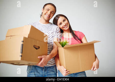 Coppia felice di trasferirsi in un nuovo appartamento Foto Stock