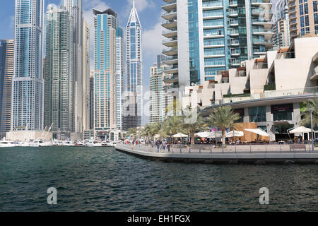 I UAE Dubai, cafes e ristoranti lungo la Marina di Dubai waterfront walkway. Foto Stock