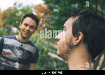 Amorevole coppia gay in fuori Foto Stock