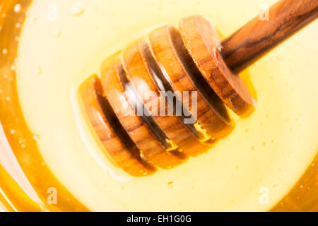 In prossimità del bilanciere di miele di miele in barattolo. Foto Stock