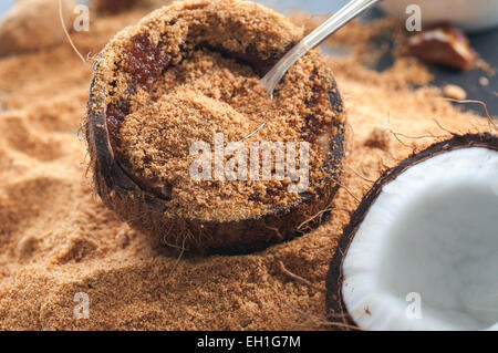 Cocco fresco riempito con cocco zucchero. Foto Stock