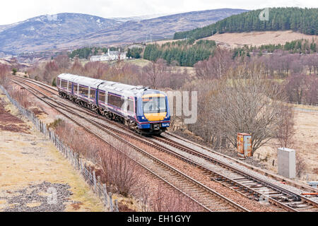 Primo Scotrail classe DMU 170 in direzione sud verso Perth a Dalnacardoch a nord di Blair Atholl Highland Scozia Scotland Foto Stock