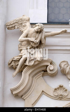 Angelo sul portale della chiesa Mariahilf a Graz, Stiria, Austria il 10 gennaio 2015. Foto Stock