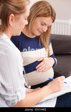 Ostetrica facendo visita a Casa Madre in attesa Foto Stock