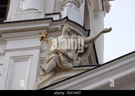 Angelo sul portale della chiesa Mariahilf a Graz, Stiria, Austria il 10 gennaio 2015. Foto Stock