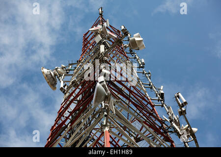 Lagos, Nigeria; telefono mobile portante del montante di forno a microonde trasmettitori e ricevitori. Foto Stock