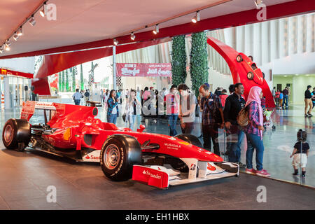 Formula One racing car al Ferrari World Theme Park. Dicembre 19, 2014 ad Abu Dhabi, Emirati Arabi Uniti Foto Stock