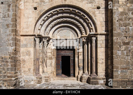 Portale romanico di Sant Cristofol chiesa nel generare, provincia di Girona, in Catalogna. Foto Stock