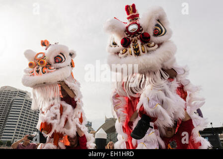 Basso angolo vista di due lion ballerini, durante il Capodanno cinese, il Darling Harbour, Sydney. Australia Foto Stock