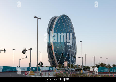 Aldar Headquarters edificio circolare in Abu Dhabi. Dicembre 19, 2014 ad Abu Dhabi, Emirati Arabi Uniti Foto Stock