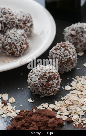 Scatola di cioccolatini sfere laminati in cocco grattugiato. Foto Stock