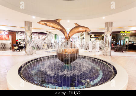 Fontana dei delfini all'interno del Centro Commerciale Marina di Abu Dhabi. Dicembre 21, 2014 ad Abu Dhabi, Regno emirato Arabo Foto Stock