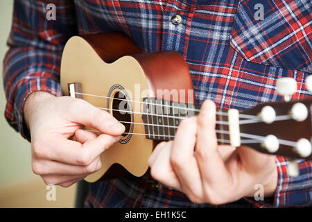 Close up uomo giocando Ukulele Foto Stock