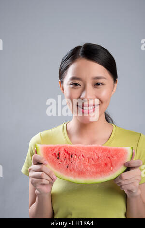 Giovane donna mangiare anguria Foto Stock