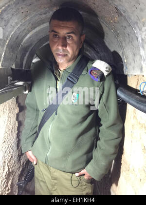 Il comando Sergente Maggiore Mohamad Abu Solb dell'esercito israeliano è in piedi di fronte ad un tunnel costruito dai combattenti palestinesi dalla striscia di Gaza, 23 febbraio 2015. Il corridoio sotterraneo collega la striscia di Gaza per Israele. Foto: Ofira Koopmans/dpa Foto Stock